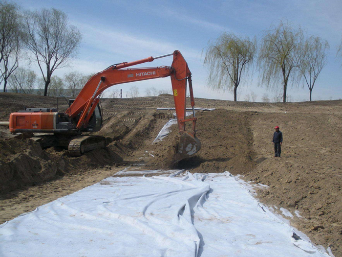 景觀湖應(yīng)該選擇什么規(guī)格的兩布一膜